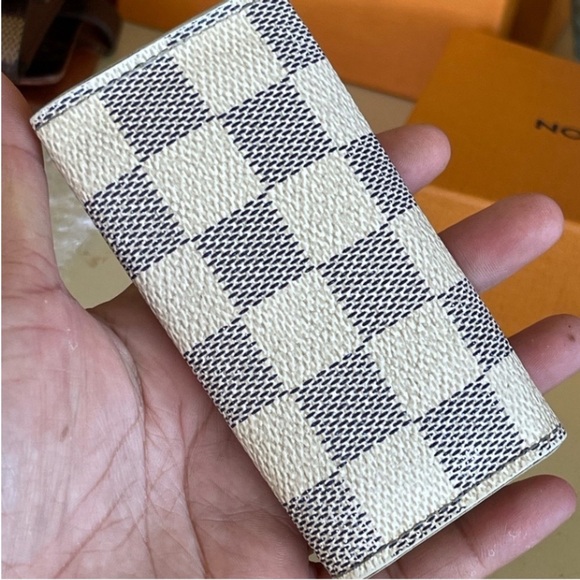 Authentic Louis Vuitton keys holder 🤎💛🤎🤎🔑🔑🔑 - Picture 12 of 12